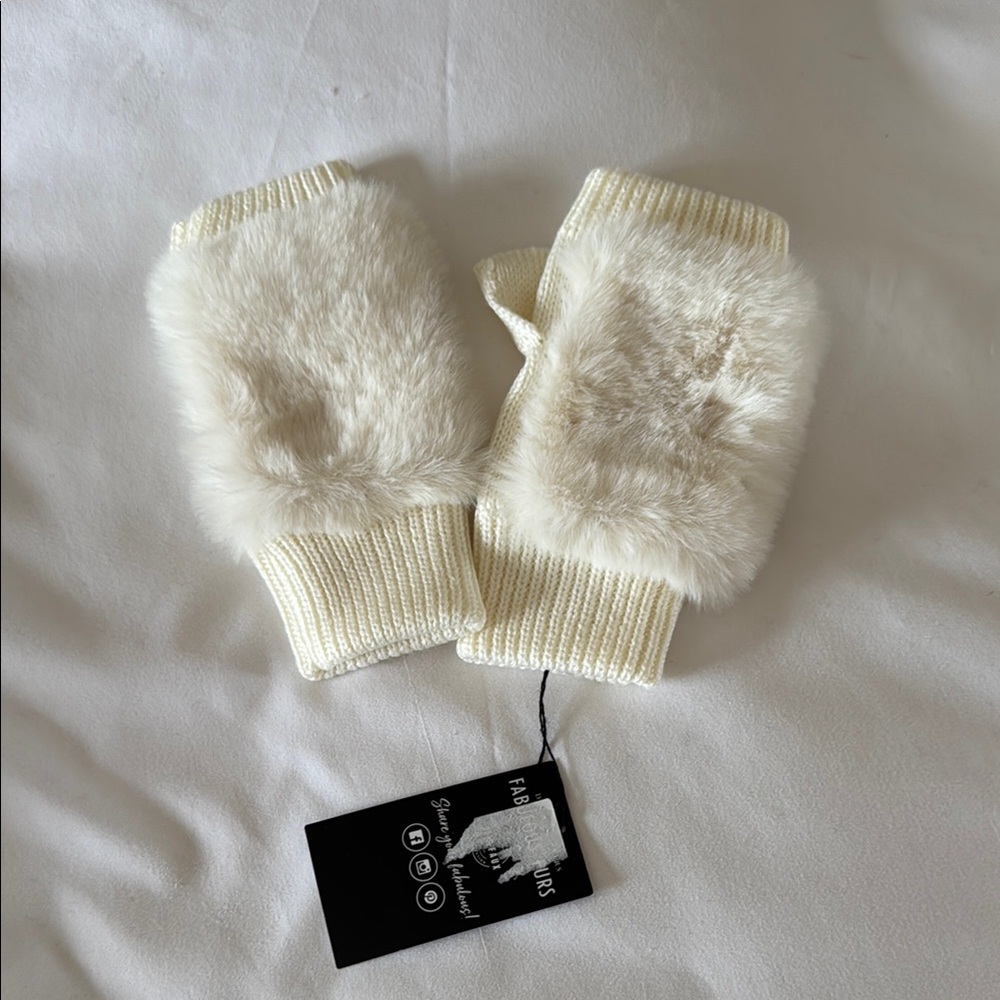 Faux Fur Fingerless Gloves in Cream